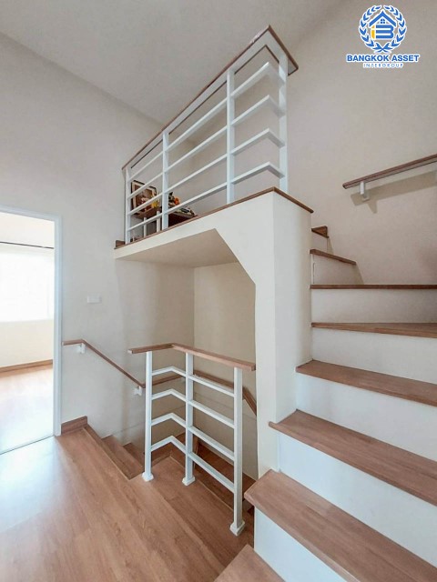 *****ทาวน์เฮ้าส์มือสองย่านเมืองทอง ม.โกลเด้นซิตี้ แจ้งวัฒนะ-เมืองทอง เนื้อที่กว้าง 19 ตร.ว. ฟังก์ชัน 4 ห้องนอน 3 ห้องน้ำ ที่จอดรถ 2 คัน ฟรี! เครื่องปรับอากาศ 4 เครื่อง ลงเสาเข็ม ต่อเติมพร้อมเข้าอยู่ได้ทันที ทำเลเดินทางสะดวก ใกล้รถไฟฟ้าสายสีชมพู "สถานีปากเกร็ด" และจุดขึ้นทางด่วน "อุดรรัถยา" จองเลย!